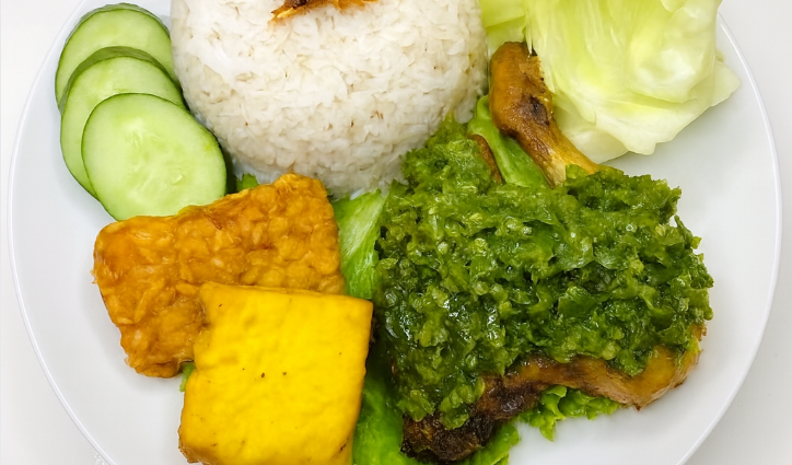 ayam sambel ijo dan nasi hangat